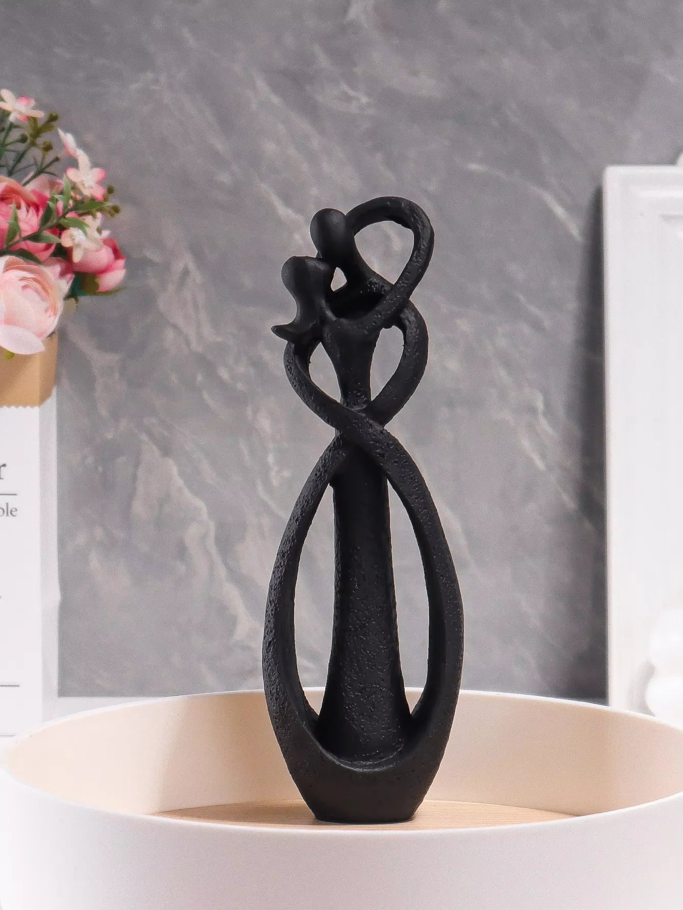 Nordic Style Embracing Couple Sculpture – Resin Art Figurine for Home, Office & Bookshelf Decor